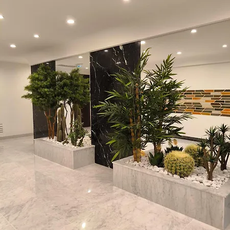 OREE DU CAP 2 pièces CLIMATISÉ CLASSÉ 52 M2 terrasse 20m2 PLAGES PISCINE ANTIBES avec PARKING PRIVATIF