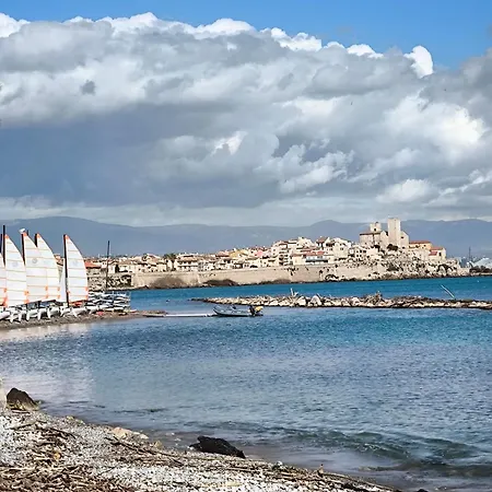 OREE DU CAP 2 pièces CLIMATISÉ CLASSÉ 52 M2 terrasse 20m2 PLAGES PISCINE ANTIBES avec PARKING PRIVATIF Appartamento