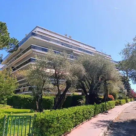 OREE DU CAP 2 pièces CLIMATISÉ CLASSÉ 52 M2 terrasse 20m2 PLAGES PISCINE ANTIBES avec PARKING PRIVATIF * Antibes