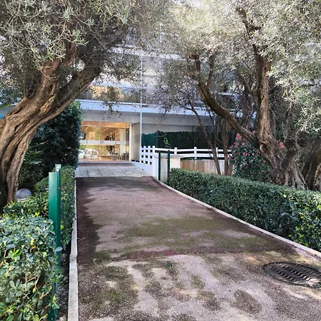 OREE DU CAP 2 pièces CLIMATISÉ CLASSÉ 52 M2 terrasse 20m2 PLAGES PISCINE ANTIBES avec PARKING PRIVATIF