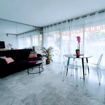 OREE DU CAP 2 pièces CLIMATISÉ CLASSÉ 52 M2 terrasse 20m2 PLAGES PISCINE ANTIBES avec PARKING PRIVATIF * Antibes