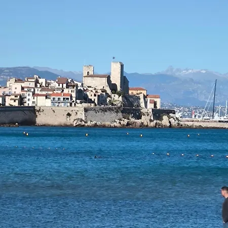 OREE DU CAP 2 pièces CLIMATISÉ CLASSÉ 52 M2 terrasse 20m2 PLAGES PISCINE ANTIBES avec PARKING PRIVATIF Antibes